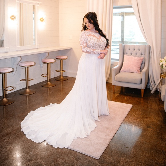 Wedding Dress & Veil - Picture 2 of 4